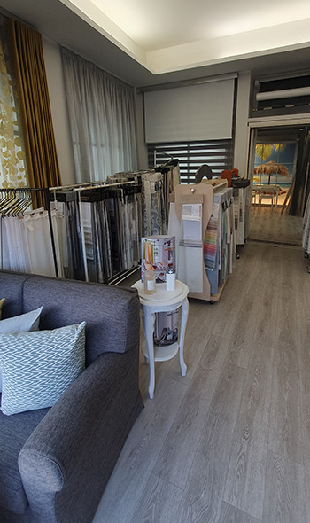 Vimer Tende - Interno Showroom con esposizione tessuti per rivestimento poltrone e divani. All'interno demo di alcune tende da esterno e bioclimatiche.